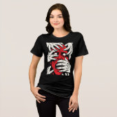 恐怖の赤い悪魔の顔の手で覆われたアート トライブレンドTシャツ (正面全面)