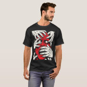 恐怖の赤い悪魔の顔の手で覆われたアート Tシャツ (正面フル)
