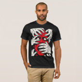 恐怖の赤い悪魔の顔の芸術 手で顔を覆う Tシャツ (正面フル)