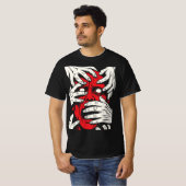 恐怖の赤い悪魔の顔を覆う手の芸術 Tシャツ (正面フル)