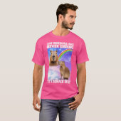 恐怖はまだ終わっていない私はCaに残っ間抜けている Tシャツ (正面フル)