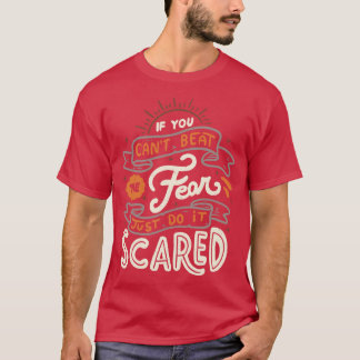 恐怖もしはビートできない単に怖がっているだけをする Tシャツ