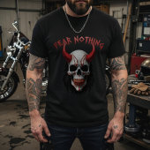 恐怖を知らず 赤い角のドクロ グラフィック Tシャツ