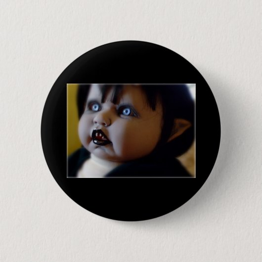 恐怖人形ピン 缶バッジ (正面)