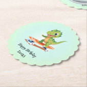 恐竜おもしろいスケートボード誕生日パーティーの少年 ペーパーコースター (アングル)