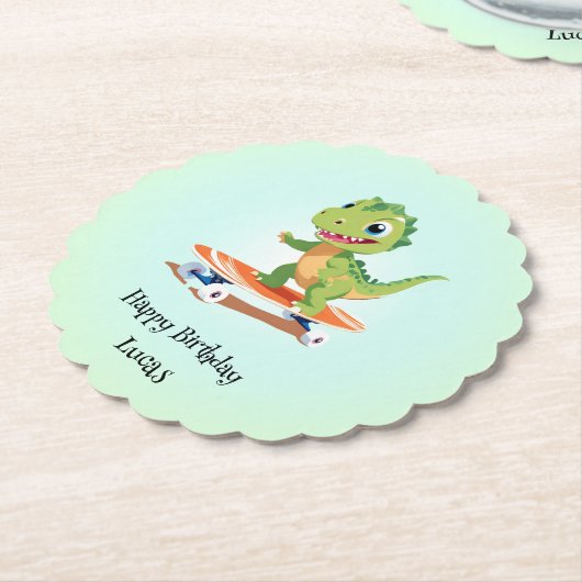 恐竜おもしろいスケートボード誕生日パーティーの少年 ペーパーコースター (アングル)