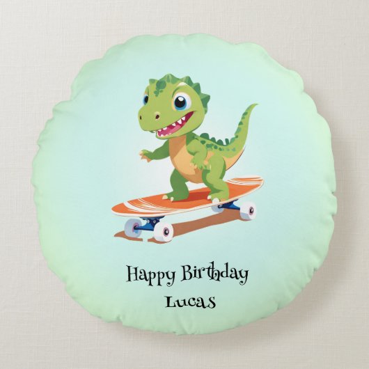 恐竜おもしろいスケートボード誕生日パーティーの少年 ラウンドクッション (正面)