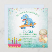 恐竜おもしろいスケートボード誕生日パーティーの少年 招待状 (正面/裏面)