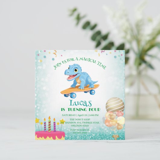 恐竜おもしろいスケートボード誕生日パーティーの少年 招待状 (スタンド正面)