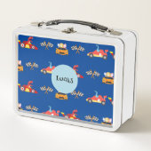 恐竜おもしろいレース車の少年子供の誕生日パーティー メタルランチボックス (正面)