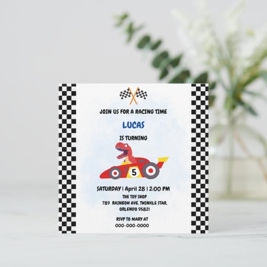 恐竜おもしろいレース車の少年子供の誕生日パーティー 招待状 (スタンド正面)
