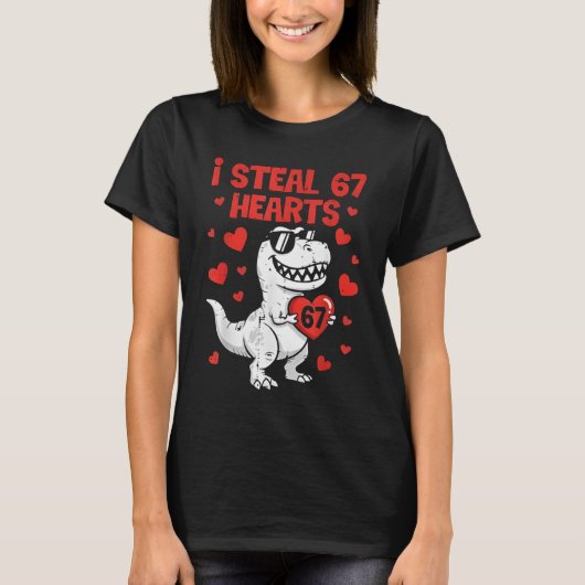 恐竜がハートを盗む 67バレンタインTシャツ Tシャツ (正面)