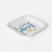 恐竜がパーソナライズされた最初の誕生日リトルボーイ ペーパープレート (傾斜あり)