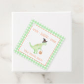 恐竜がラワーグリーンオレンジのハロウィンキッズを扱う フェイバータグ (インサイチュ)