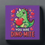 恐竜だって素敵！ - かわいい恐竜のバレンタインデー フォトプラーク<br><div class="desc">愛を咆哮で祝おう！「恐竜だって素敵！」は、ハートを持ったかわいい緑の恐竜が、ピンクと赤のアクセントで囲まれています。バレンタインデーにぴったりな、この遊び心あふれるデザインは、ユニークで楽しい方法で愛情を表現するのに最適です。恐竜が好きな子供、カップル、または誰にでも、チャームとユーモアを兼ね備えた心温まる贈り物です。愛する人に贈る場合も、自分へのご褒美の場合も、このデザインはきっと心を笑顔にし、行事に喜びをもたらしてくれるでしょう。恐竜が好きな人には必須のアイテム！</div>