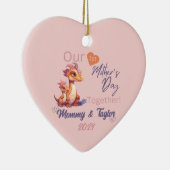 恐竜とベビー、私たちの最初の母の日の一緒 セラミックオーナメント (右)