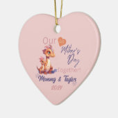 恐竜とベビー、私たちの最初の母の日の一緒 セラミックオーナメント (左)