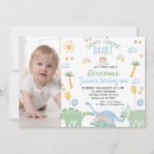 恐竜のような可愛い男の子の写真パーティー1歳の誕生日 招待状 (正面)