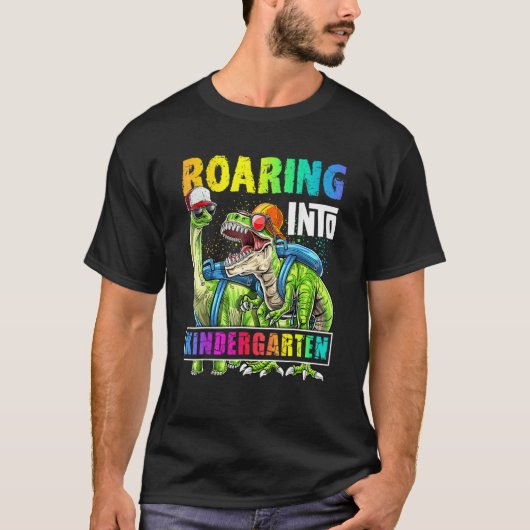 恐竜のバックパックで吠える幼稚園児の新学期 Tシャツ (正面)