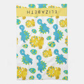 恐竜のパターン、可愛い恐竜、あなたの名前 キッチンタオル (縦)