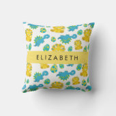 恐竜のパターン、可愛い恐竜、あなたの名前 クッション (裏面)