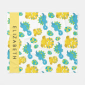 恐竜のパターン、可愛い恐竜、あなたの名前 フリースブランケット (正面(横))