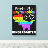 恐竜のポピンが幼稚園を通る キャンバスプリント (インサイチュ (ウッドフロア))