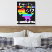 恐竜のポピンが幼稚園を通る キャンバスプリント (インサイチュ (寝室))