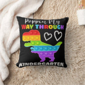 恐竜のポピンが幼稚園を通る クッション (ブランケット)