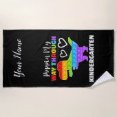 恐竜のポピンが幼稚園を通る ビーチタオル (正面)