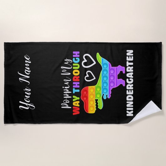 恐竜のポピンが幼稚園を通る ビーチタオル (正面)