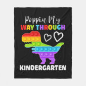 恐竜のポピンが幼稚園を通る フリースブランケット (正面)