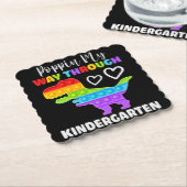 恐竜のポピンが幼稚園を通る ペーパーコースター (アングル)