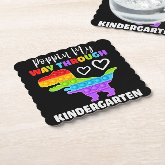 恐竜のポピンが幼稚園を通る ペーパーコースター (アングル)