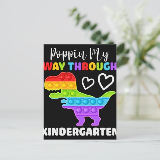 恐竜のポピンが幼稚園を通る ポストカード (スタンド正面)