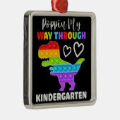 恐竜のポピンが幼稚園を通る メタルオーナメント (右)