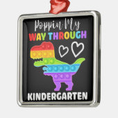 恐竜のポピンが幼稚園を通る メタルオーナメント (左)