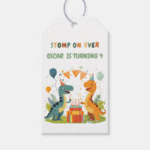 「恐竜の上を踏み越える誕生日 ギフトタグ (正面)