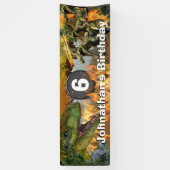 恐竜の世界が燃え盛るDIY時代の少年の誕生日 横断幕 (縦)