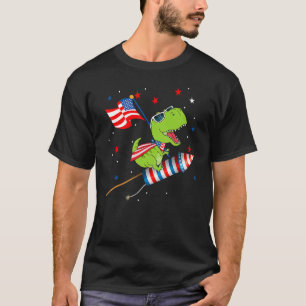 恐竜の乗馬花火おもしろい7月の子供Bの4番目 Tシャツ