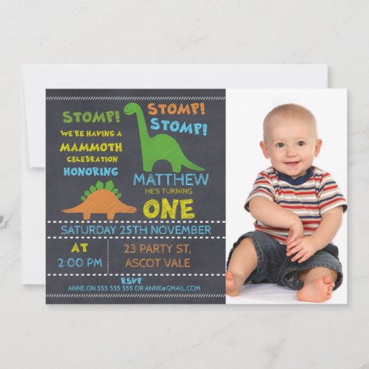 恐竜の写真チャルクボード第1誕生日招待状 招待状 (正面)