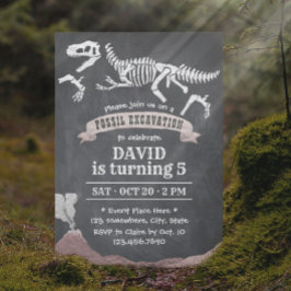 恐竜の化石の発掘の黒板誕生日 招待状
