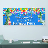 恐竜の吹き流しで輝くカラフル少年 横断幕 (トレードショー)