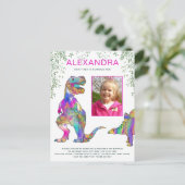 恐竜の女の子の誕生日パーティバジェットピンク インビテーションポストカード (スタンド正面)