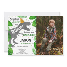 恐竜の少年の誕生日パーティーの写真