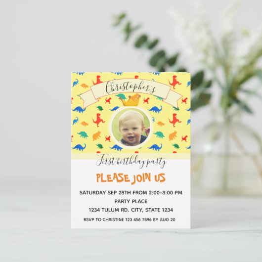 恐竜の最初の誕生日カラフル男の赤ちゃん写真 インビテーションポストカード (スタンド正面)