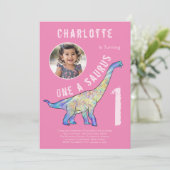 恐竜の最初の誕生日パーティーピンク写真 招待状 (スタンド正面)