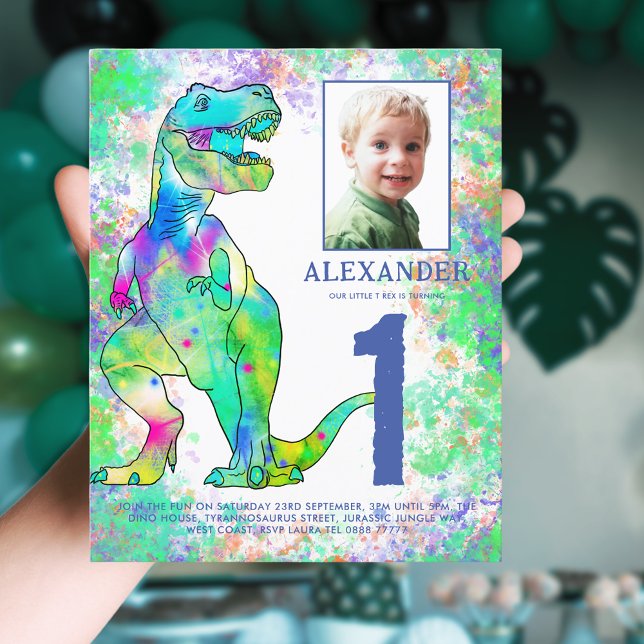恐竜の最初の誕生日パーティー写真の水色 (Colorful dinosaur 1st birthday party budget invitation with photo template watercolor T-Rex dino)