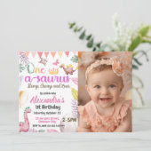 恐竜の最初の誕生日フォトワンサウルスの女の子 招待状 (スタンド正面)