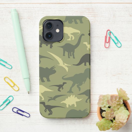 恐竜の模様、恐竜のシルエット、緑のDino iPhoneケース (デスク上)